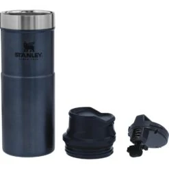 Stanley The Trigger-Action Travel Mug 0.47L Blauw -Buiten Kamperen 73123 stanley the trigger action travel mug 047l nightfall